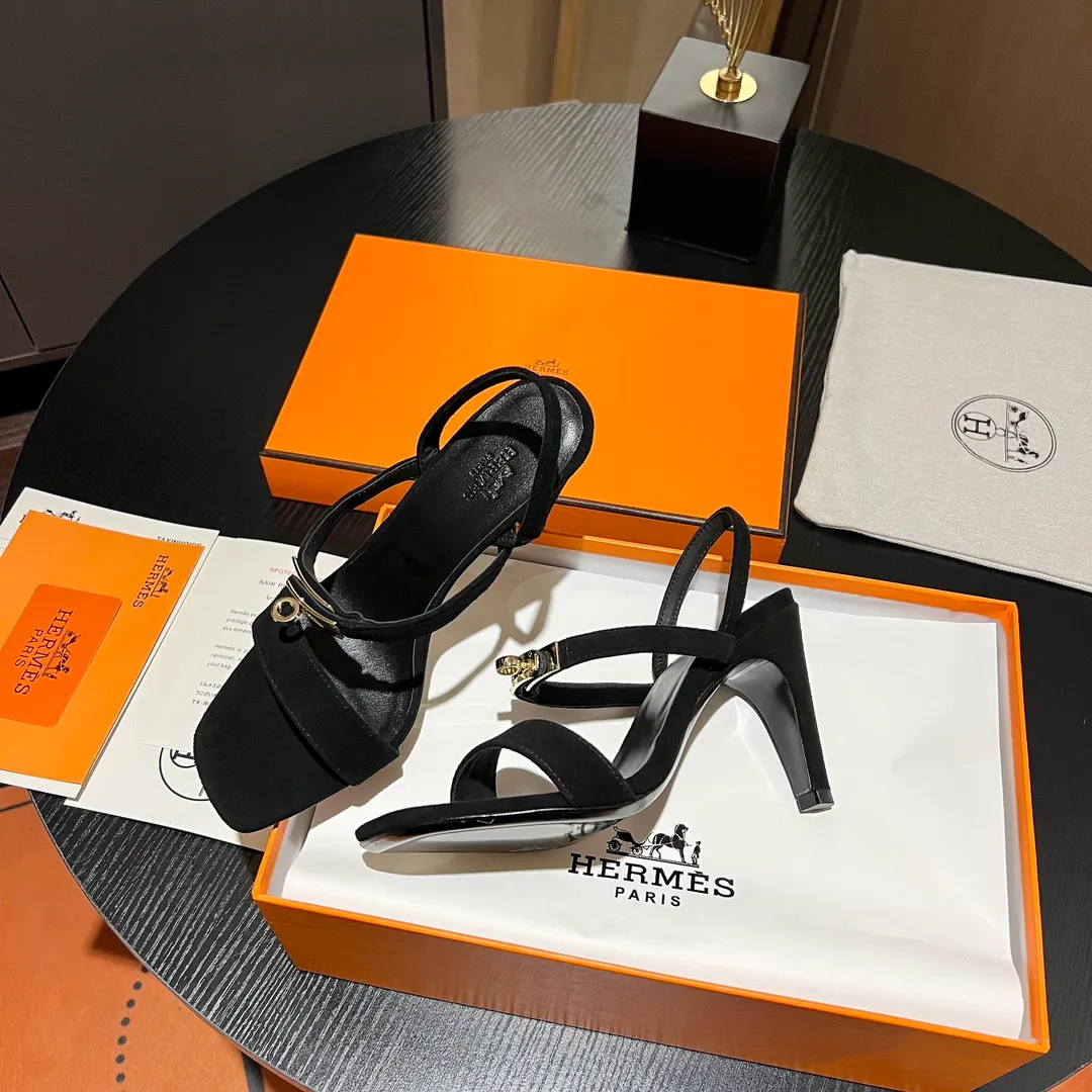 👟👟Ex-factory price 600👟👟 💋💋Continue the classics Hermes Classic H high-heeled sandals series————————Fashionable classic and versatile super comfortable It took half a year to disassemble the original version and develop it with craftsmanship and perfection in every detail Simple and smooth design to create a fashionable, classic and soft look 🥰🥰 Material: Original custom-made sheep suede, sheepskin lining for feet, Italian genuine leather outsole ▪️Heel height: 9cm ▪️SIZE: 34-42 (34.41 42 customized, non-returnable and non-exchangeable)